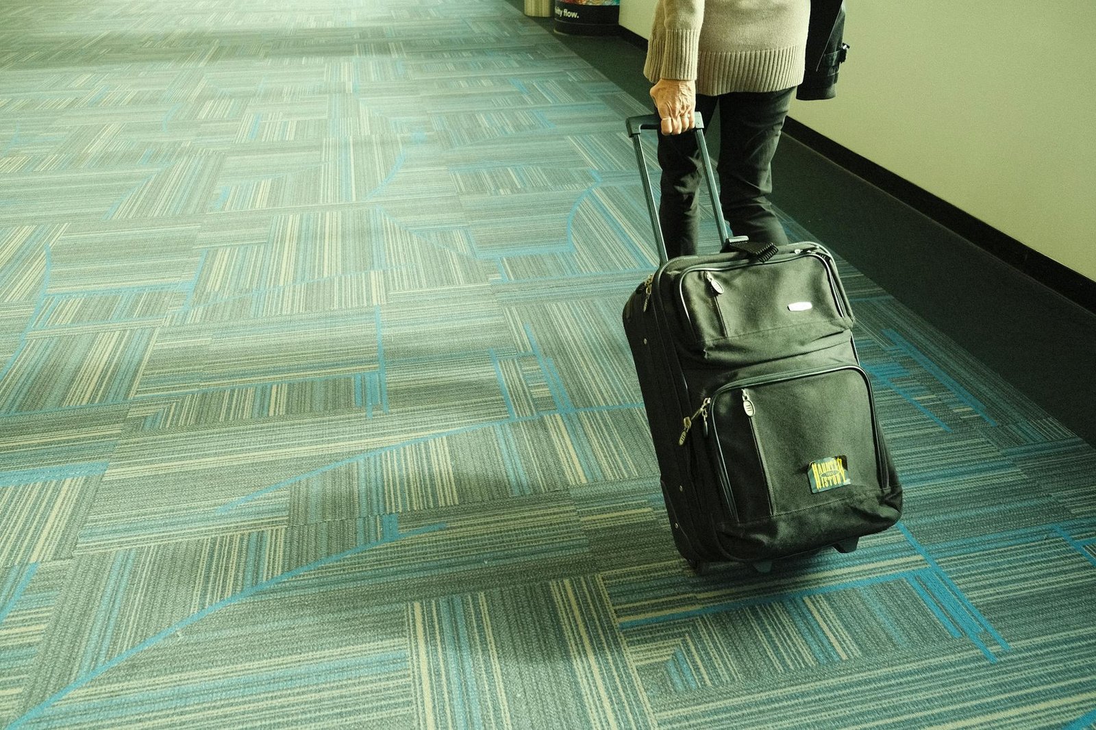 Voyageur avec bagage dans un aéroport avant un départ vers la Bolivie