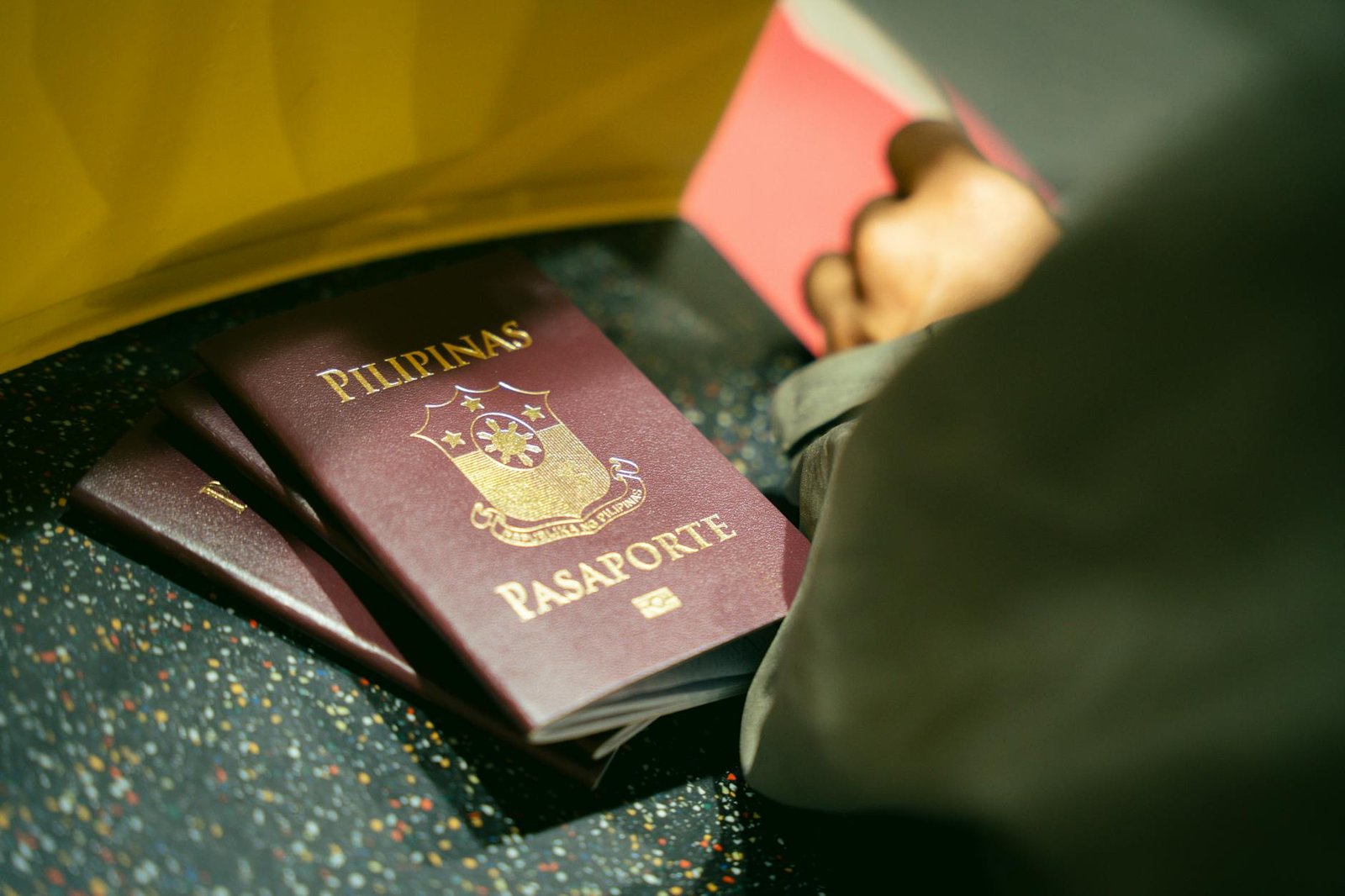 Passeports et documents de voyage à l'aéroport pour préparer une entrée en Bolivie