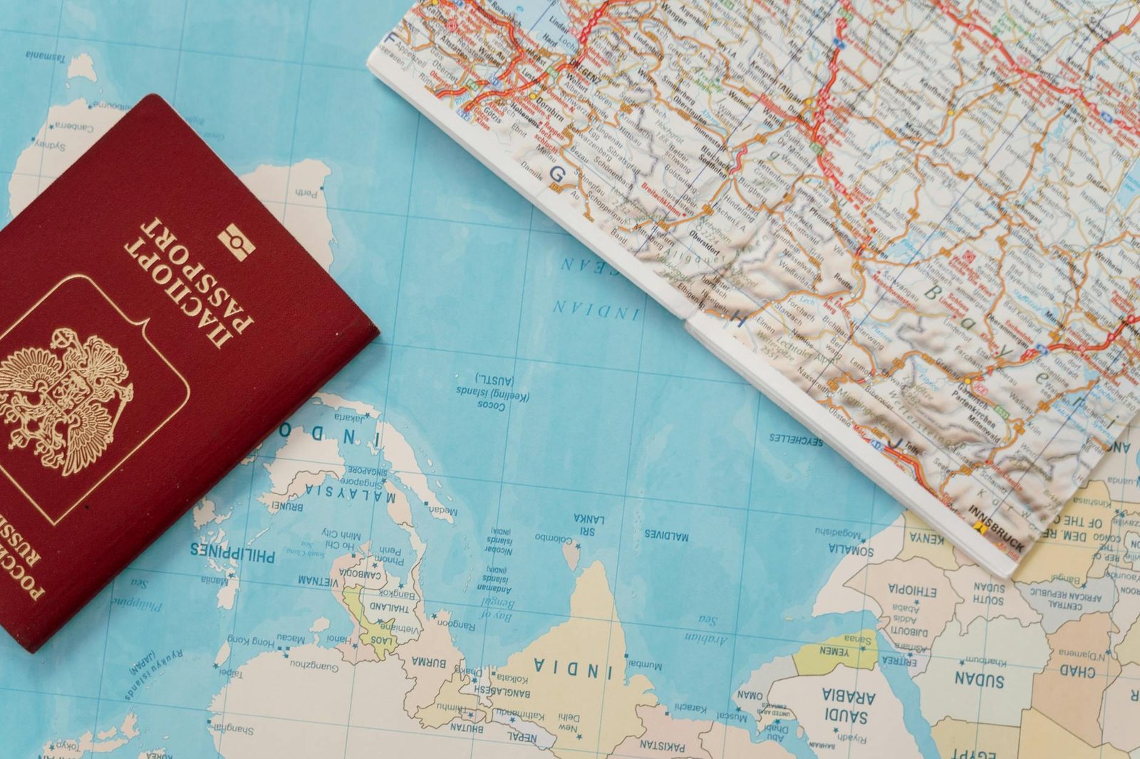 Passeport et carte de voyage pour préparer les formalités avant un départ en Bolivie
