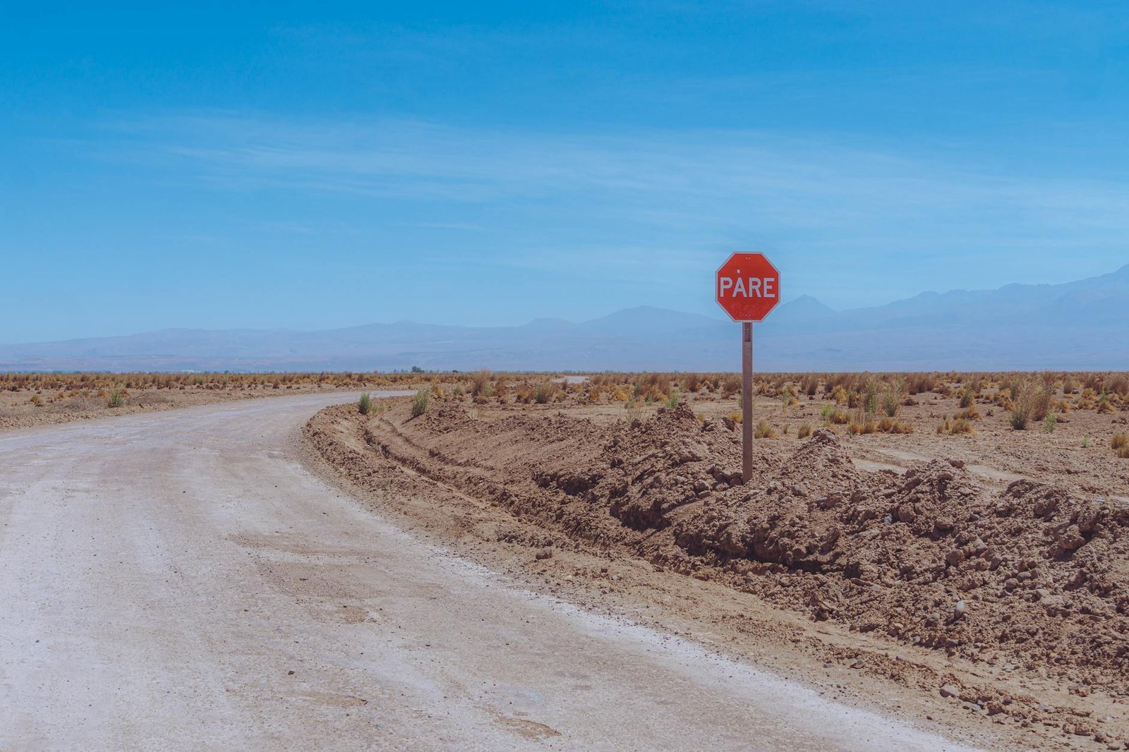 Route désertique avec panneau stop près de la frontière entre le Chili et la Bolivie