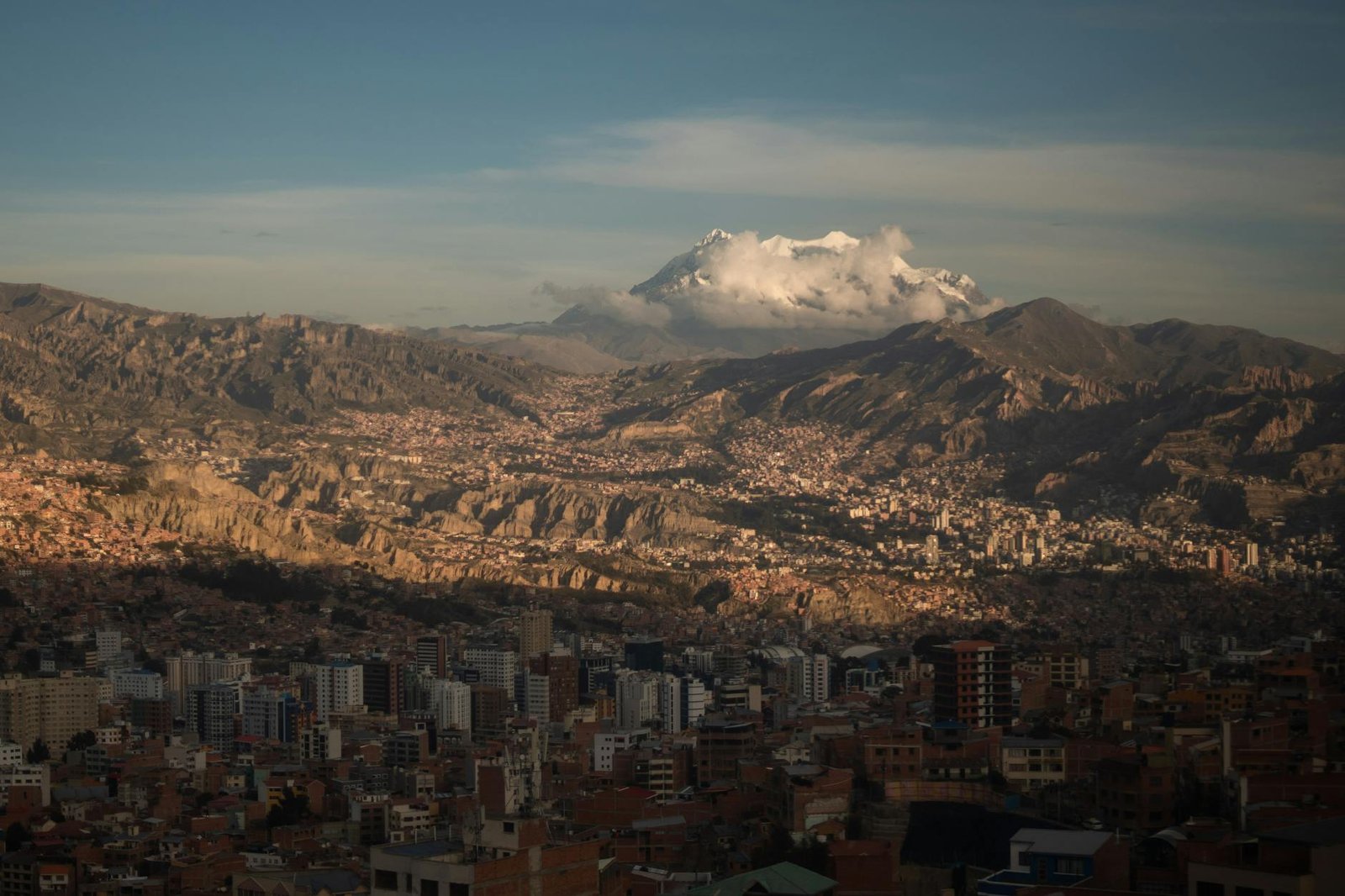 Vue panoramique de La Paz avec l'Illimani en arrière-plan