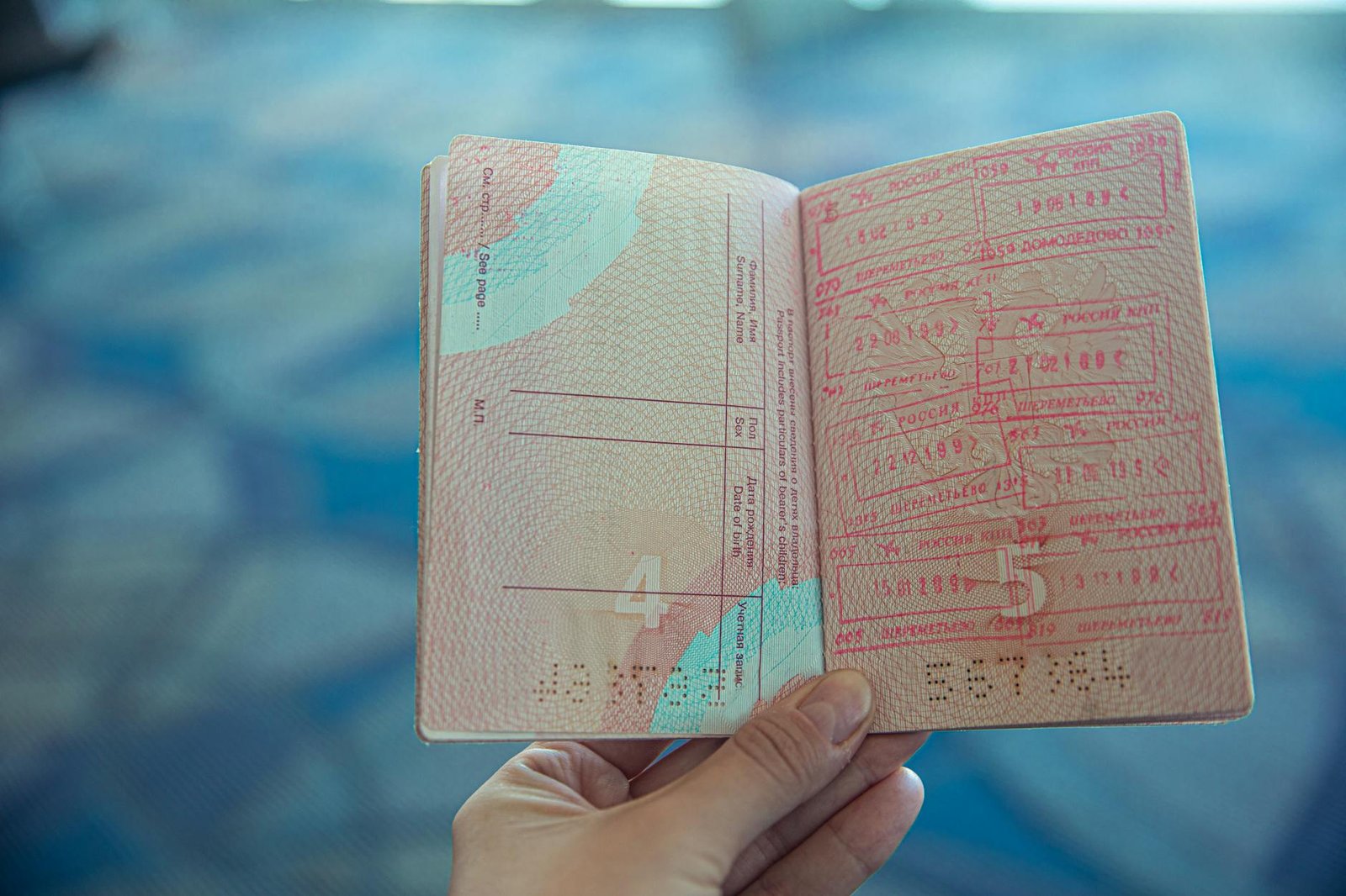 Passeport ouvert avec tampons de voyage dans un aéroport