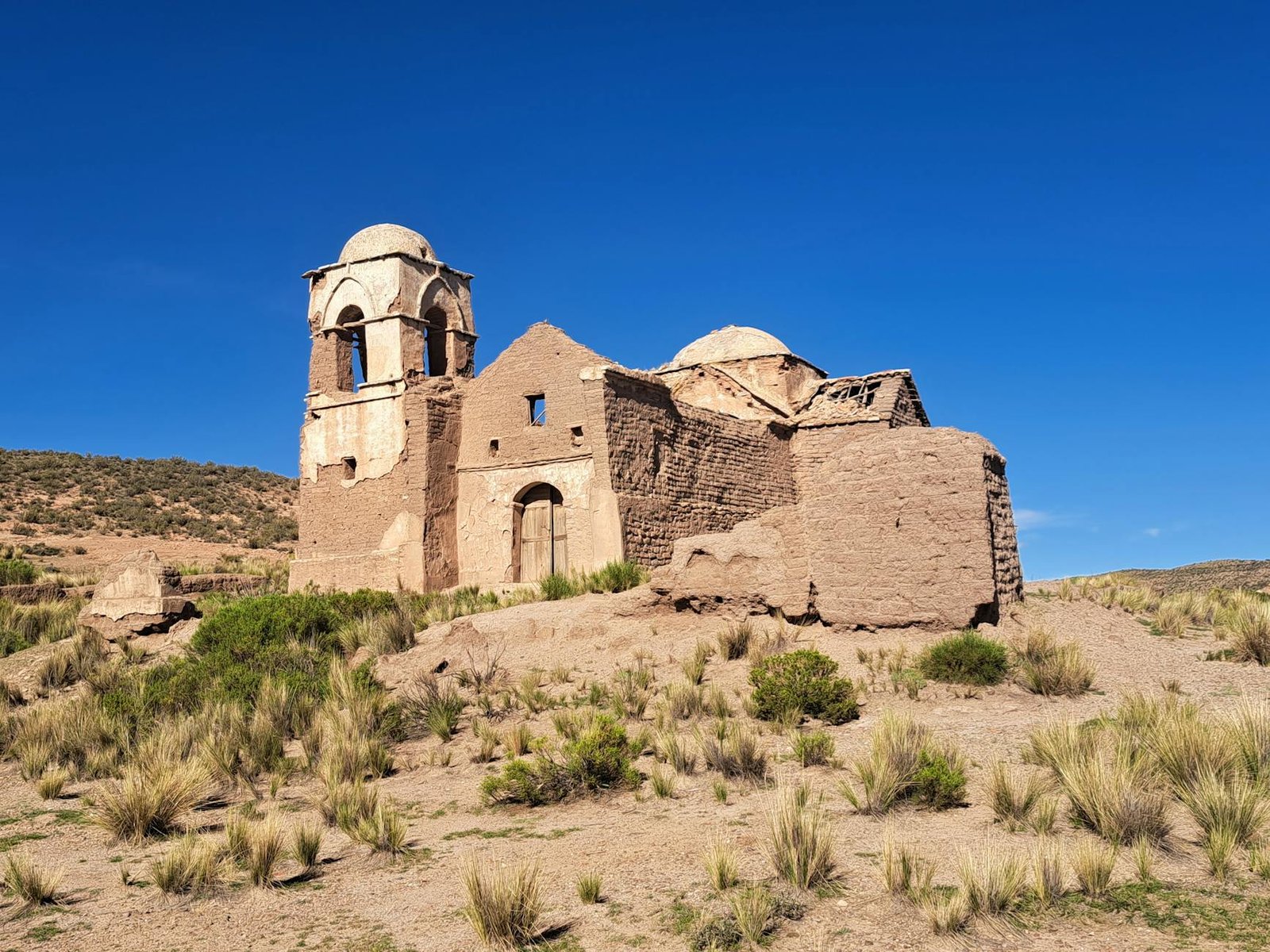 Ruines anciennes sous un ciel bleu pour illustrer la visite de Tiwanaku depuis La Paz