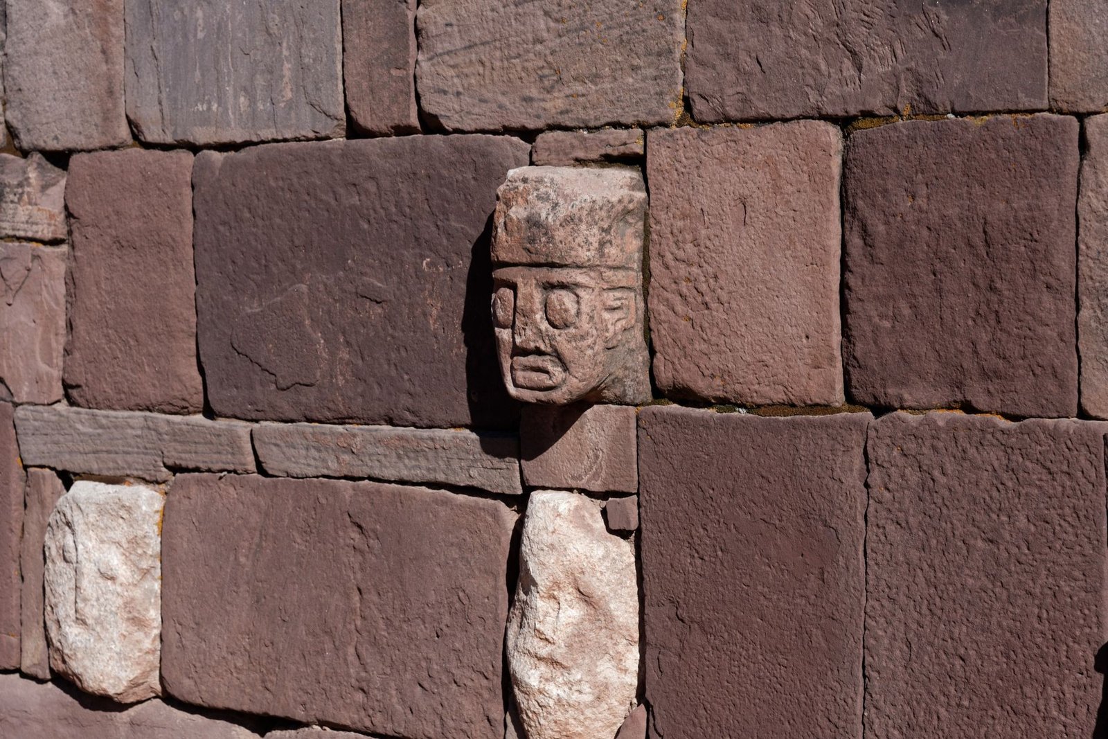 Détails de pierre sculptée sur les murs du temple de Tiwanaku en Bolivie