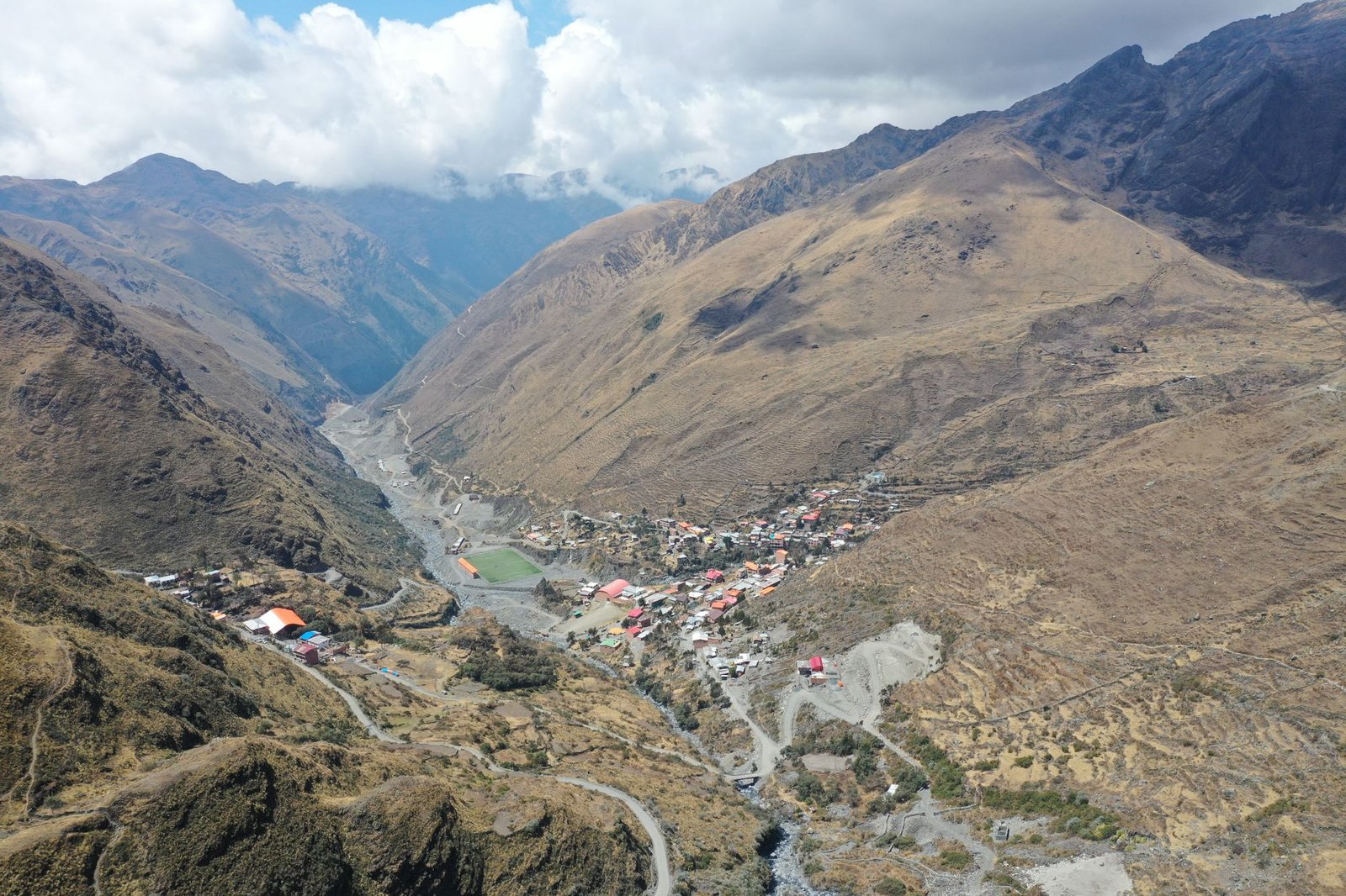 Village andin niché dans les montagnes boliviennes, image d’ambiance pour un séjour à Sorata