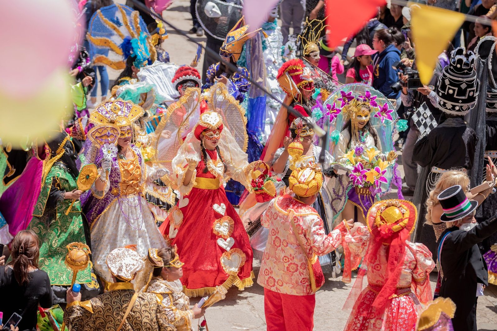 Parade colorée avec costumes élaborés au carnaval bolivien