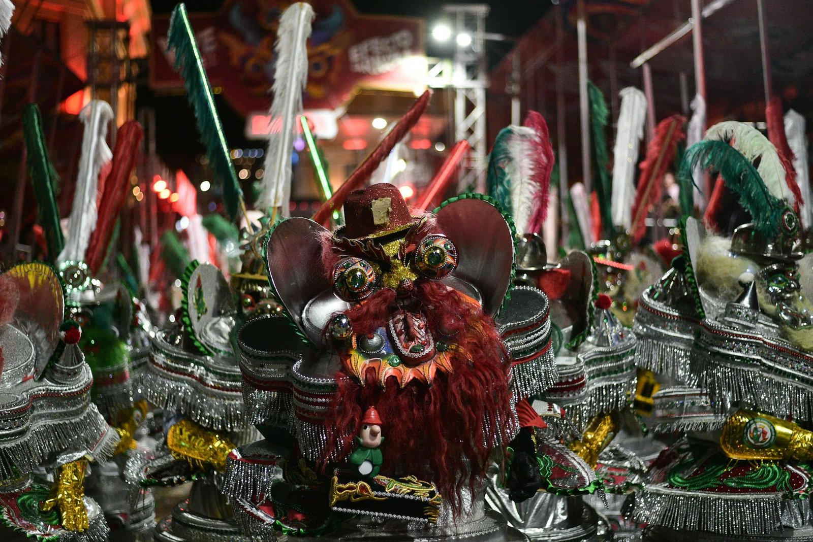 Costumes traditionnels et masques pendant une célébration bolivienne