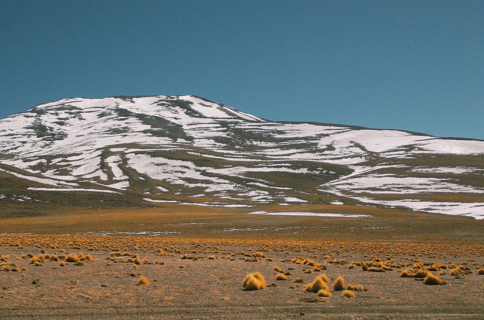 Sommet enneigé de la Cordillère bolivienne sous un ciel clair