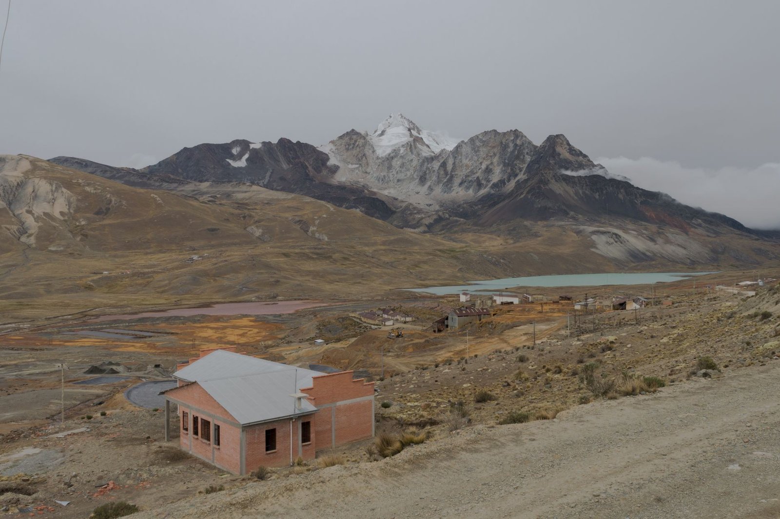 Maison rurale face aux montagnes dans la région andine bolivienne