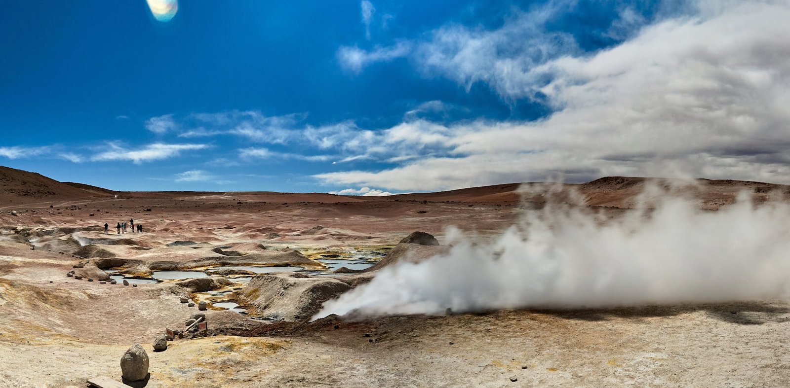 Zone géothermique avec vapeur et sol aride sur l’Altiplano andin