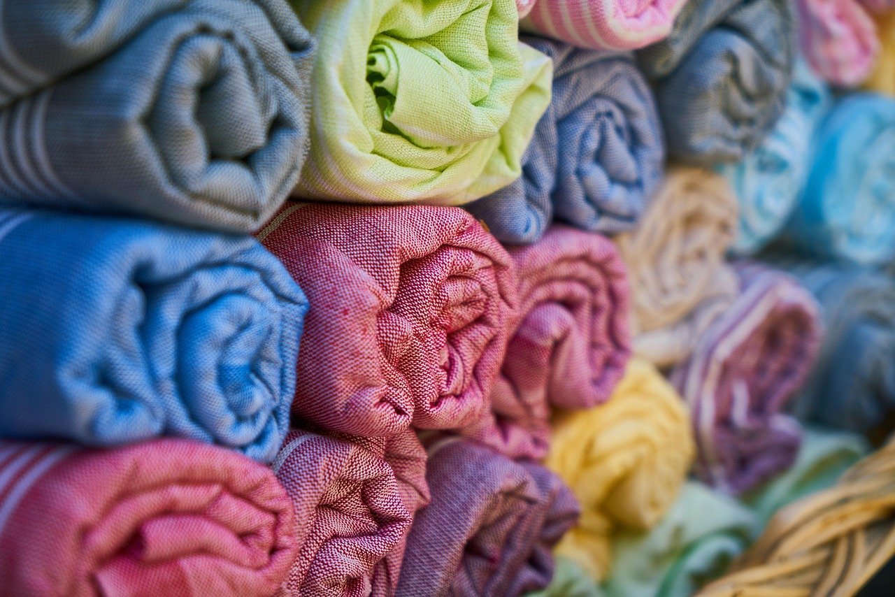 Ambiance andine colorée rappelant les marchés textiles boliviens