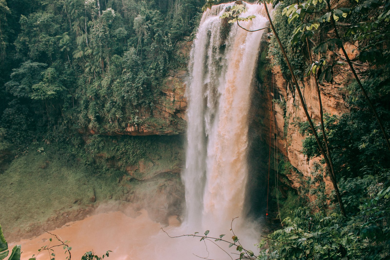 Cascade puissante au cœur d’une forêt tropicale, pour évoquer les grandes chutes du parc Noel Kempff Mercado