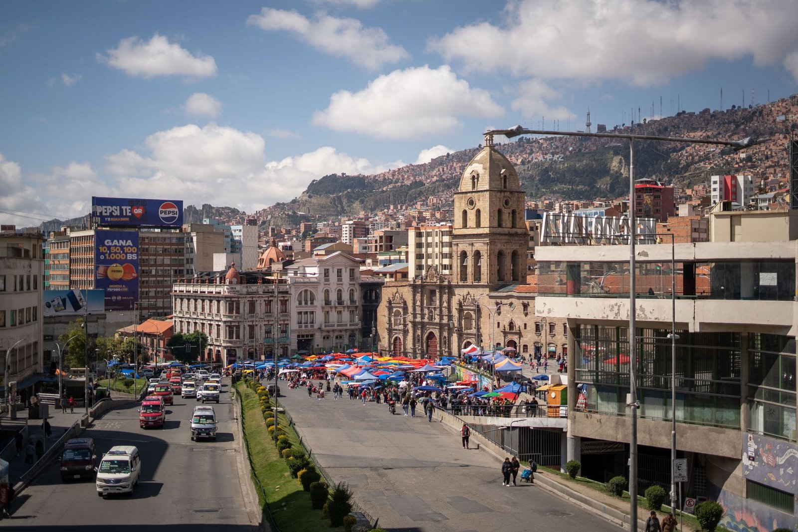 Rue animée et marché dans le centre de La Paz