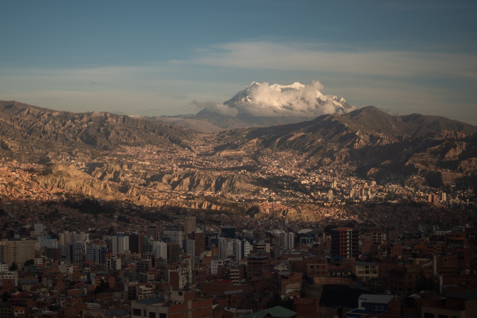 Vue panoramique sur La Paz et l'Illimani depuis les hauteurs