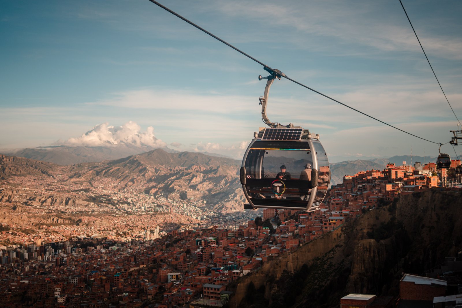 Cabine de Mi Teleferico au-dessus de La Paz au coucher du soleil