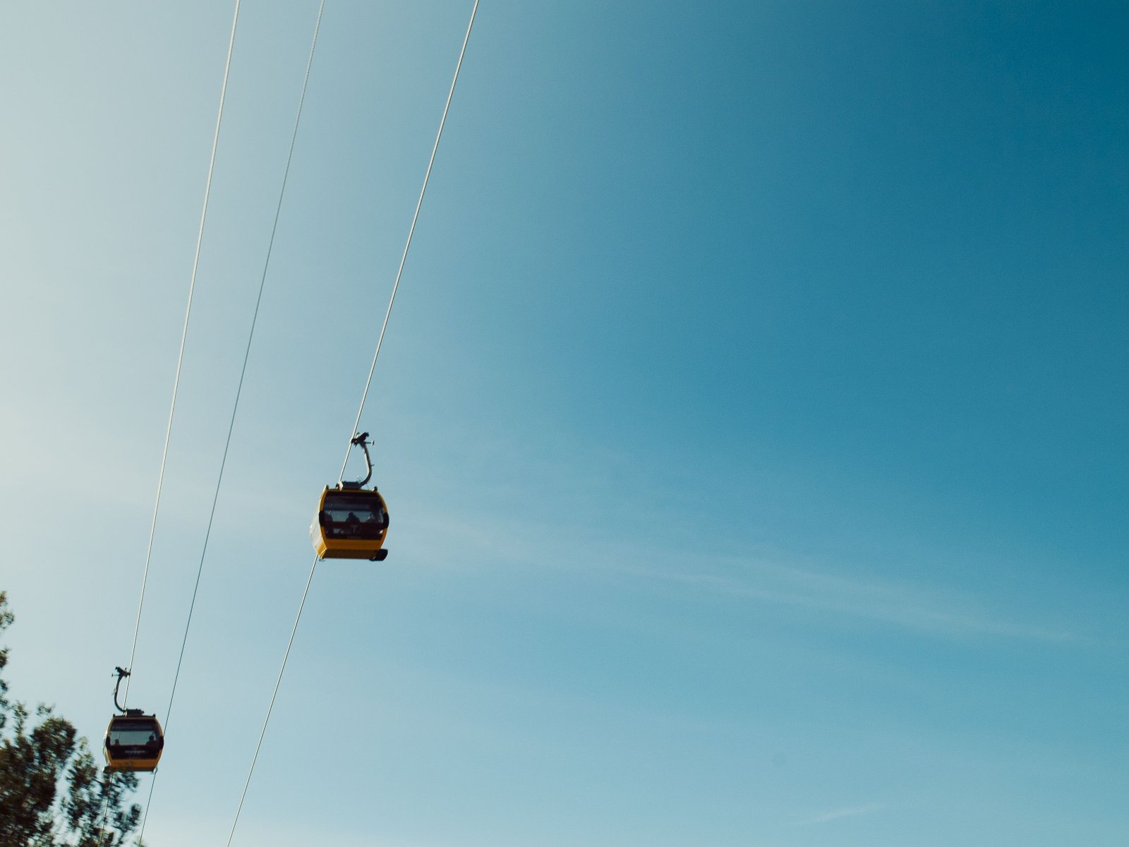 Cabines jaunes de Mi Teleferico dans le ciel bleu de Bolivie