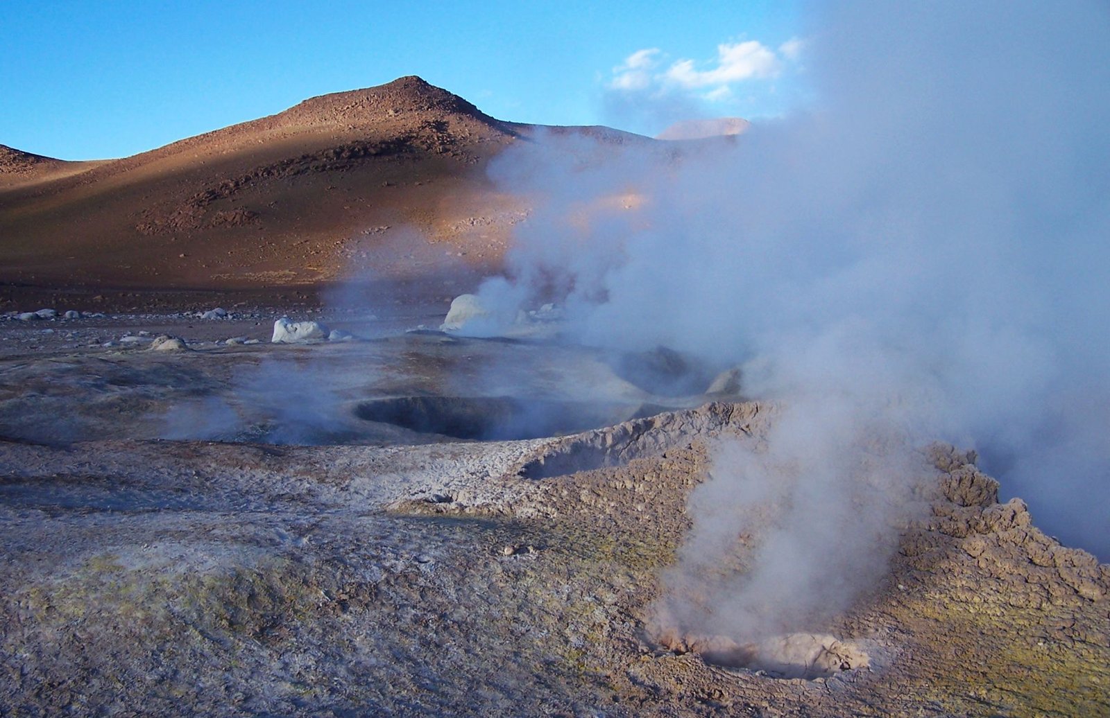 Fumerolles et geysers du secteur de Sol de Mañana en Bolivie