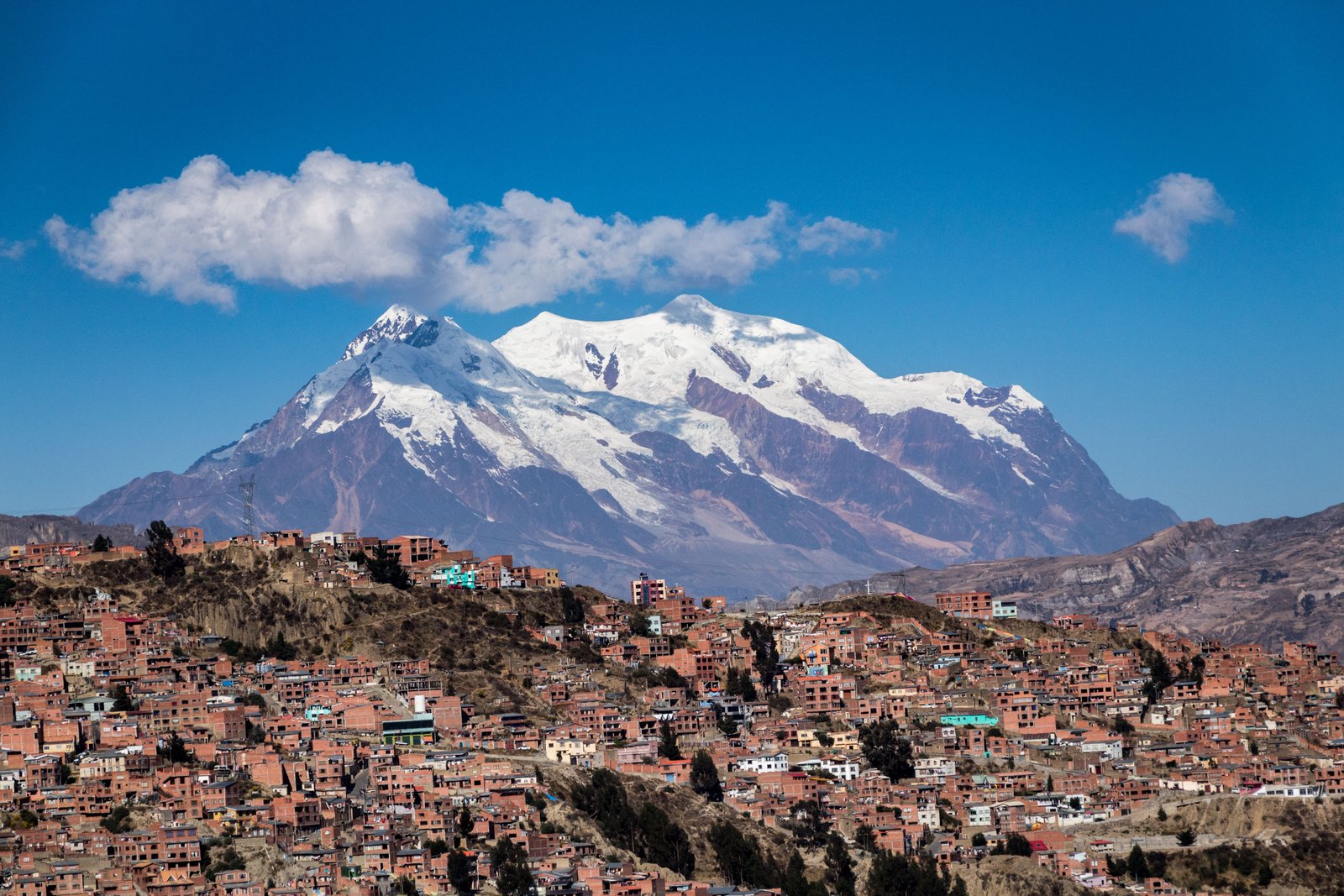 Vue de La Paz et de l'Illimani pour illustrer les trajets en telepherique