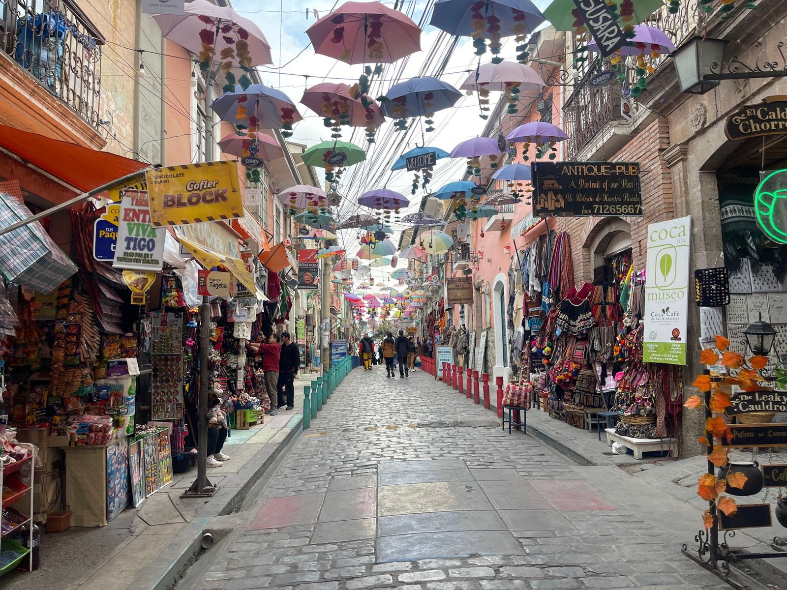 Rue de marché colorée à La Paz en Bolivie