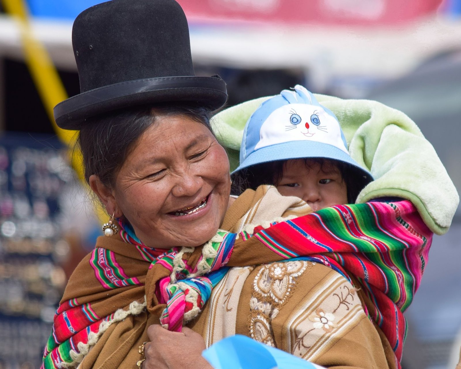 Femme bolivienne portant un châle traditionnel coloré